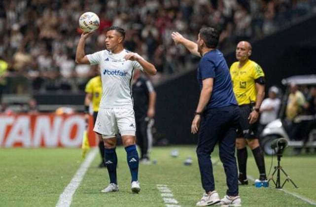 MARLON - Foi bem defensivamente e também na parte ofensiva. Responsável pela assistência do gol de Zé Ivaldo, que abriu o placar da vitória da Raposa. NOTA: 7,0 - Foto: Staff Images / Cruzeiro