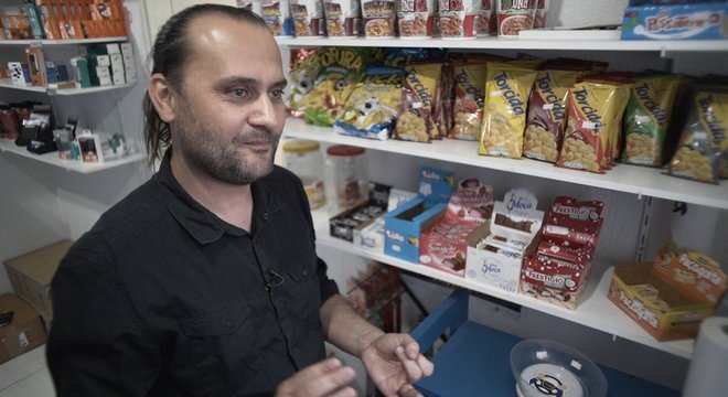 Loja do Ponto de Apoio Motorista Top, de propriedade de Marlon, vende de balas sortidas a fones de ouvido