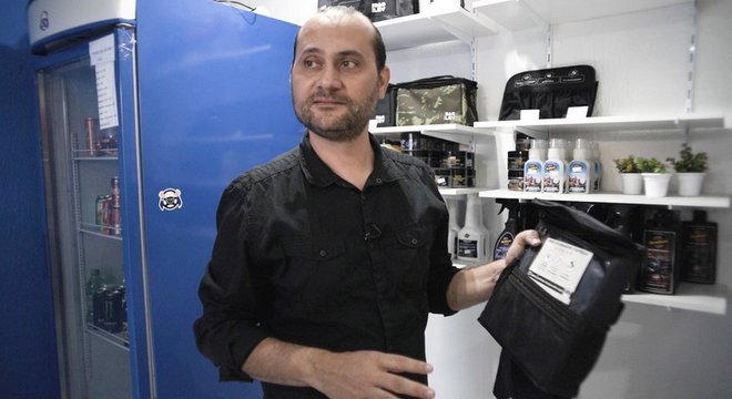 Mais de 20 mil bolsinhas térmicas para água já foram vendidas por Marlon em sua loja virtual