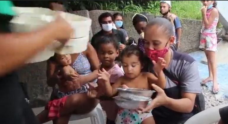 Cada família tem direito a uma marmita e é preciso ficar na fila para receber a doação