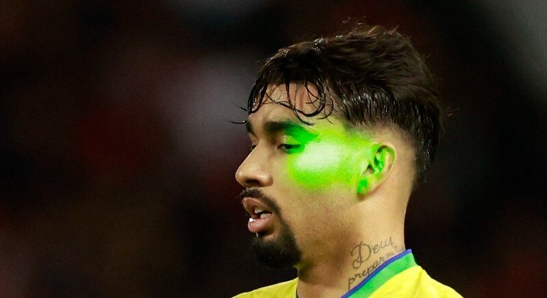 Torcida marroquina abusou do uso de lasers para atrapalhar os brasileiros
