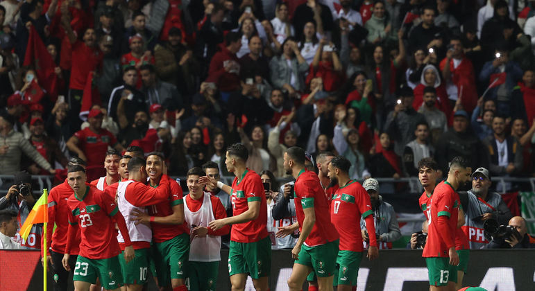 Jogadores marroquinos comemoram gol que definiu a partida
