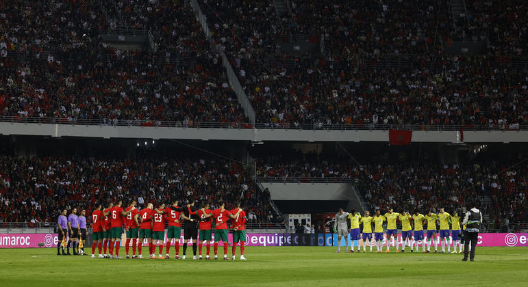 Jogadores ficaram abraçados no centro do campo para respeitar o minuto de silêncio
