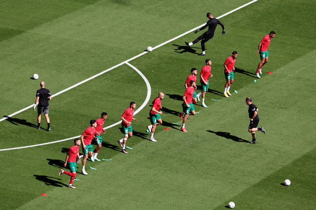 Marroquinos fazem aquecimento no gramado do Al Bayt