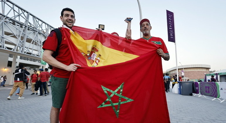 Torcedores com as bandeiras de Espanha e Marrocos na entrada do estádio