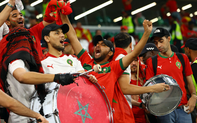 Faz festa a torcida marroquina! No esquenta para o jogo logo menos, os apoiadores do Marrocos já ocupam as arquibancadas e mostram que no barulho eles se garante,