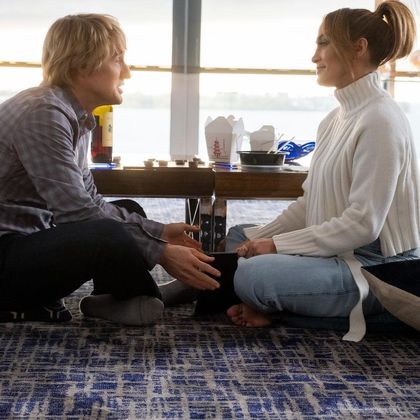 Case Comigo — fevereiro de 2022Jennifer Lopez faz seu retorno ao mundo das comédias românticas ao lado do ator Owen Wilson e do cantor Maluma. Na história, J.Lo vive uma estrela do pop que escolhe se casar com um estranho após ser traída pelo namorado famoso