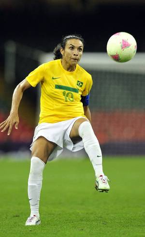 O time tem na jogadora Marta, 33, sua grande estrela. Ela já foi premiada com o título de melhor jogadora do mundo seis vezes, um recorde mundial E o Brasil?