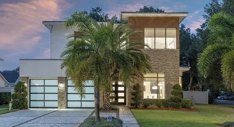 A casa, avaliada em US$ 1,7 milhões (R$ 8,15 milhões na atual cotação), fica localizada no bairro Winter Park, região nobre de Orlando, nos Estados Unidos, e fica a cerca de 20 minutos do centro da cidade na Flórida