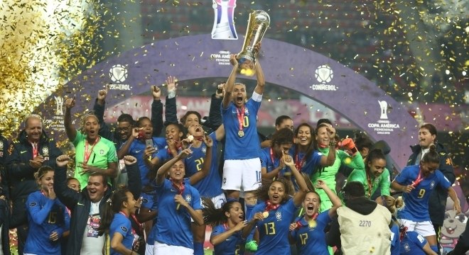 Marta levanta o troféu da Copa América Feminina, realizada no Chile