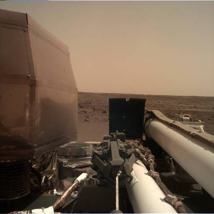 As primeiras imagens enviadas pela InSight mostram o local onde ocorreu o pouso na superfície de Marte