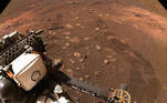 Esta foto, por sua vez, foi capturada durante a primeira viagem do Perseverance, em 4 de março. É possível ver claramente detalhes do rover, bem como seus rastros deixados em solo marciano
