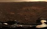 Já três dias após a chegada do rover, um par de câmeras com zoom a bordo do robô registrou sua primeira foto de Marte em 360 graus. O panorama foi construído a partir da união de 142 imagens