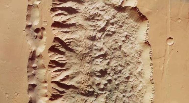 Outra linda imagem de Marte, agora de uma estrutura conhecida como Valles Marineris. As cores da imagem foram corrigidas, para parecerem exatamente como seriam caso olhos humanos a vissemNÃO PERCA: Empresas protagonizam corrida para lançar a próxima leva de trabalhadores robôs