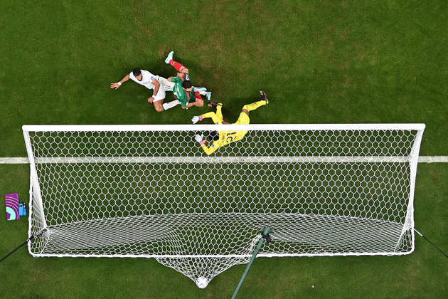 Martin fez o primeiro do México na confusão dentro da pequena área da Arábia Saudita