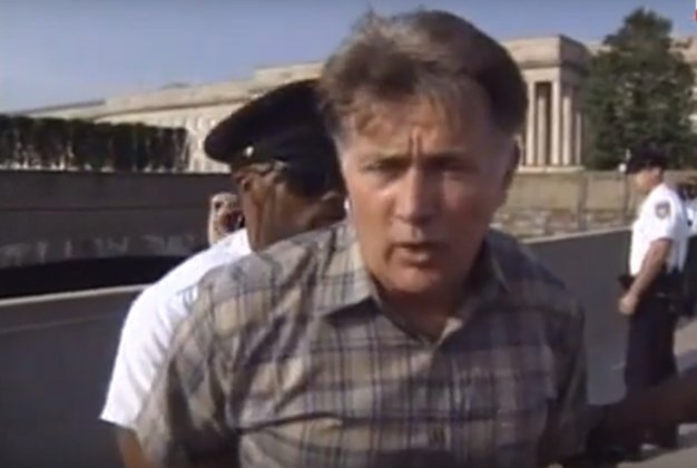 Martin Sheen - Foi preso cerca de 70 vezes, mas quase sempre por ativismo político. Entre eles, um protesto contra o então presidente Ronald Reagan em 1986; e uma invasão numa área de testes nucleares de Nevada em 2007. 