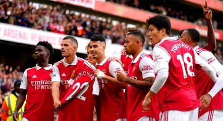 Marí foi homenageado durante o jogo do Arsenal