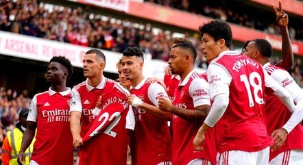 Marí foi homenageado durante o jogo do Arsenal