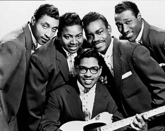Marvin Gaye começou a carreira em 1957, se apresentando com grupos musicais. Entre eles, o The Moonglows. 