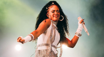 Cantora Marvvila reclamou de cigarro em show
