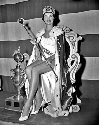 Mary Leona Gage (1957) - Foi denunciada um dia depois da vitória como Miss EUA. Tinha 18 anos (em vez de 21, como tinha declarado), já havia sido casada e tinha filhos - três empecilhos à candidatura.
