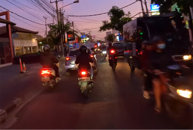 Mas agora o governo indonésio quer proibir o uso das famosas e populares scooters pelos turistas.