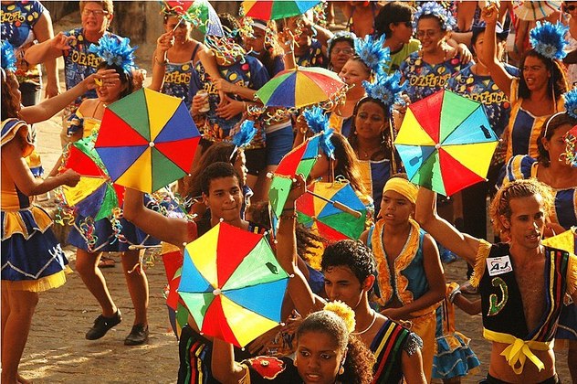 Mas, além do samba, outros ritmos musicais também são característicos do Carnaval. E um deles é o Frevo. 