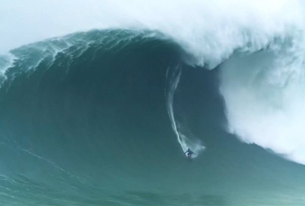 Mas até para surfistas, Nazaré é perigosa. Já houve registro de onda de 30 metros de altura. 