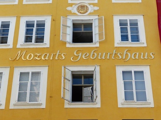 Mas, até por causa da herança musical, a cidade de Salzburgo, a quase 300 km de Viena, também atrai muitos visitantes por ser a terra natal de Mozart. A casa dele faz parte de qualquer guia de viagem pela cidade. 