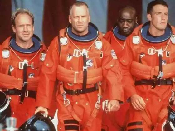 Mas Bruce Willis também se aventurou em produções de ficção científica, como, por exemplo, fazendo o papel de Harry S. Stamper, no filme 