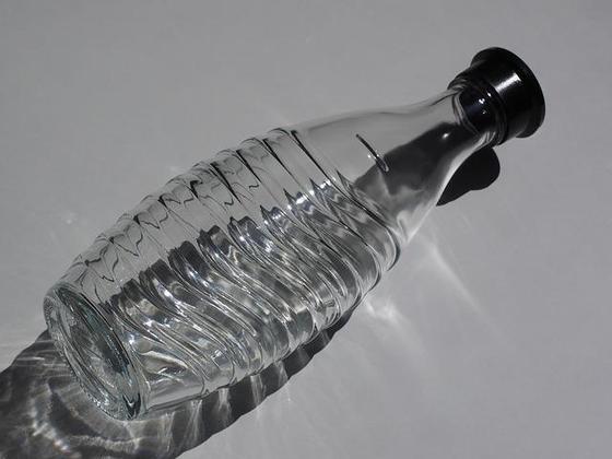 Mas é permitido levar uma garrafa plástica, sem tampa, para abastecer com água. 