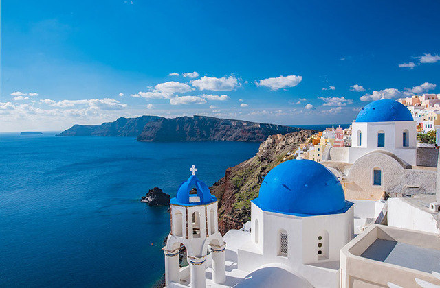 Mas, fora da capital, a Grécia também tem locais deslumbrantes, entre eles Santorini, no Mar Egeu. A ilha tem construções com cúpulas azuis que encantam na paisagem. E está no roteiro de vários navios de cruzeiro. 
