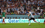 Mas Messi ia mal, até a voltar a ser o craque de sempre: aos 19 minutos do segundo tempo, abriu o placar, com um chute forte no canto do goleiro
