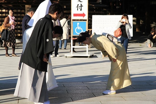 Mas... No Japão não se usa aperto de mãos. O cumprimento chamado Ojigi é feito se curvando diante da outra pessoa. Quanto mais se curvar, mais respeito tem  pelo outro. 