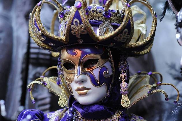 Mas no século XV, as máscaras foram devidamente reconhecidas pela Sereníssima. Assim, os artesãos que faziam as peças de papel machê se tornaram ainda mais conhecidos em Veneza. Atualmente, as máscaras seguem sendo um dos principais adereços nas fantasias do carnaval.