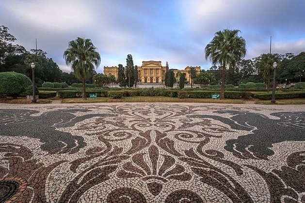 Mas os belos mosaicos com pedras portuguesas não são uma exclusividade do Rio de Janeiro. Em São Paulo, este tipo de arte urbana está, por exemplo, na calçada do Parque da Independência.