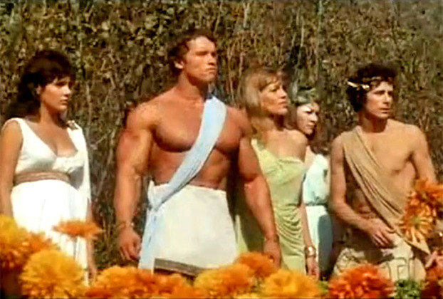 Mas Schwarzenegger também queria ser ator. Só que seu sotaque era tão forte que chegou a precisar de dublagem! Seu 1º papel caiu como luva para o corpão que ele tinha: 