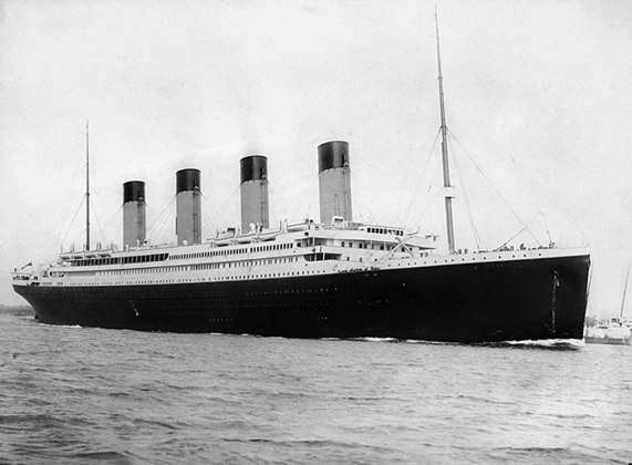 Mas vários atores interpretaram personagens reais, que estavam mesmo no navio como tripulantes ou como passageiros. Na foto, o Titanic após zarpar de Southampton, em 10/4/1912, 4 dias antes do naufrágio. 