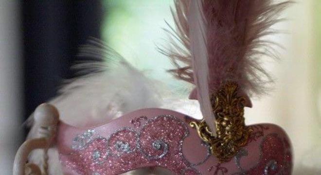 Máscara cor de rosa na decoração da festa