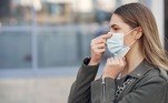 A SBI (Sociedade Brasileira de Infectologia) divulgou um comunicado na sexta-feira (11) com a recomendação de que a população brasileira volte a usar as máscaras de prevenção contra a Covid-19. O documento foi produzido por meio de Comitê Científico de Covid-19 e Infecções Respiratórias (CCCIR) da SBI e foi distribuído a partir do aumento do número de infectados no Brasil e a constatação que a nova variante BQ.1 está em circulação no país