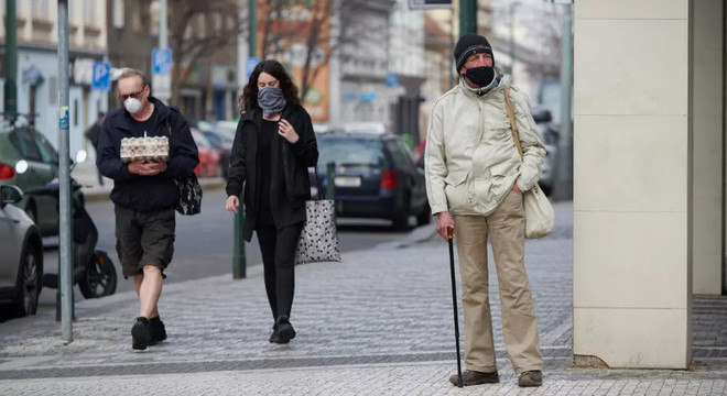 Tchecos aderiram ao movimento #Masks4All, que estimula o uso de máscaras caseiras de tecido para se proteger do coronavírus ao sair às ruas