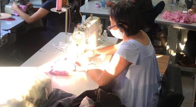 Mais de 5.000 costureiras colaboram com a fabricação dos itens de segurança