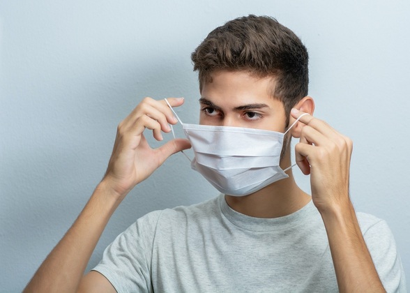  É obrigatório o uso de máscara no Enem (Exame Nacional do Ensino Médio)? A resposta varia conforme as regras sanitárias de cada estado e município. As provas serão aplicadas no próximo domingo (20) em todo o país. O edital esclarece a obrigatoriedade do uso de máscara, mas informa que o 