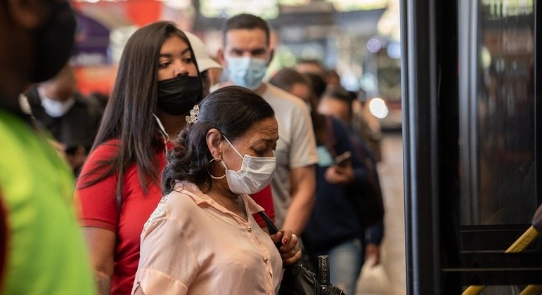 Em BH, uso de máscara volta a ser obrigatório no transporte público