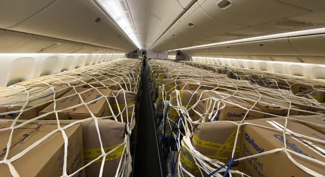 Megaoperação envolve 44 voos para trazer ao país 240 milhões de máscaras