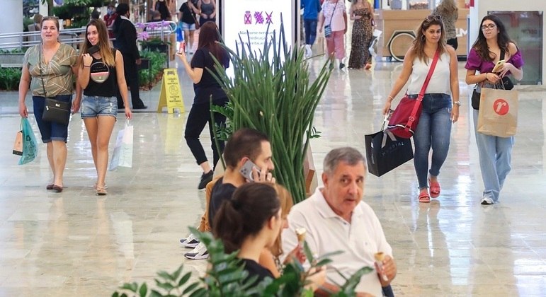 Especialistas alertam, todavia, para a suspensão da exigência do uso de máscara