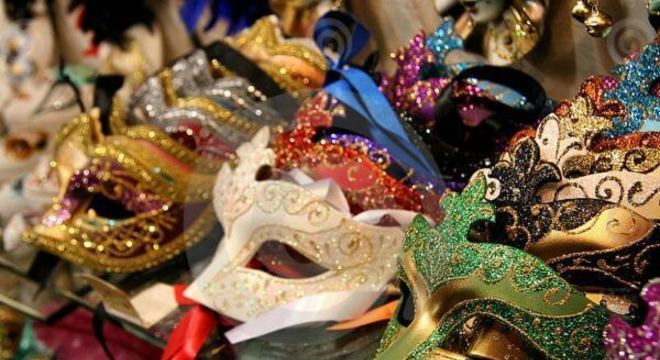 Máscaras coloridas e variadas para a festa