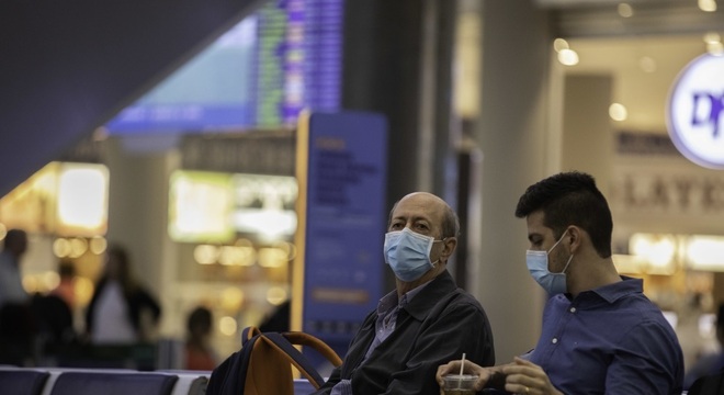 Passageiros usam máscaras no saguão do aeroporto de Congonhas