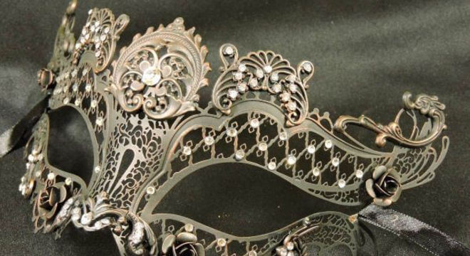 Máscaras de baile prateada com pedras brilhantes