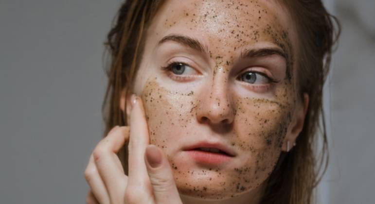 Máscara de babosa para peles oleosasEssa planta é muito usada na área da beleza, tanto em cremes quanto em máscaras faciais caseiras graças a suas propriedades com ação adstringente, hidratante e anti-bacteriana. Como fazer? Misture uma colher (sopa) de babosa, uma colher (chá) de canela em pó e uma colher (chá) de mel. Aplique e retire com água após 10 minutosVeja também: Eternamente jovens - famosas não aparentam a idade que têm